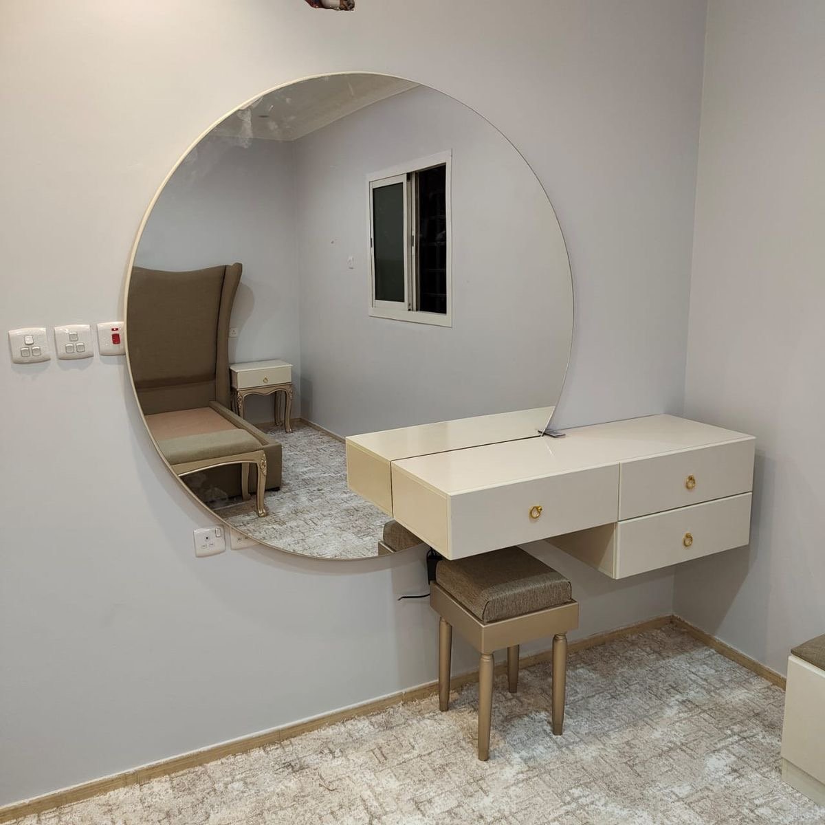 نقدم خدمات تصميم وتنفيذ ديكور خلفيات الشاشات بأحدث التصاميم، باستخدام خامات بديل الشيبورد وبديل الخشب بأشكال وألوان متنوعة تناسب الديكورات…